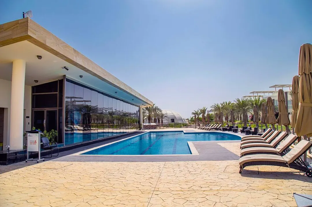 La piscine commune de The Sustainable City, à Dubaï, le quartier de Maison Arabia