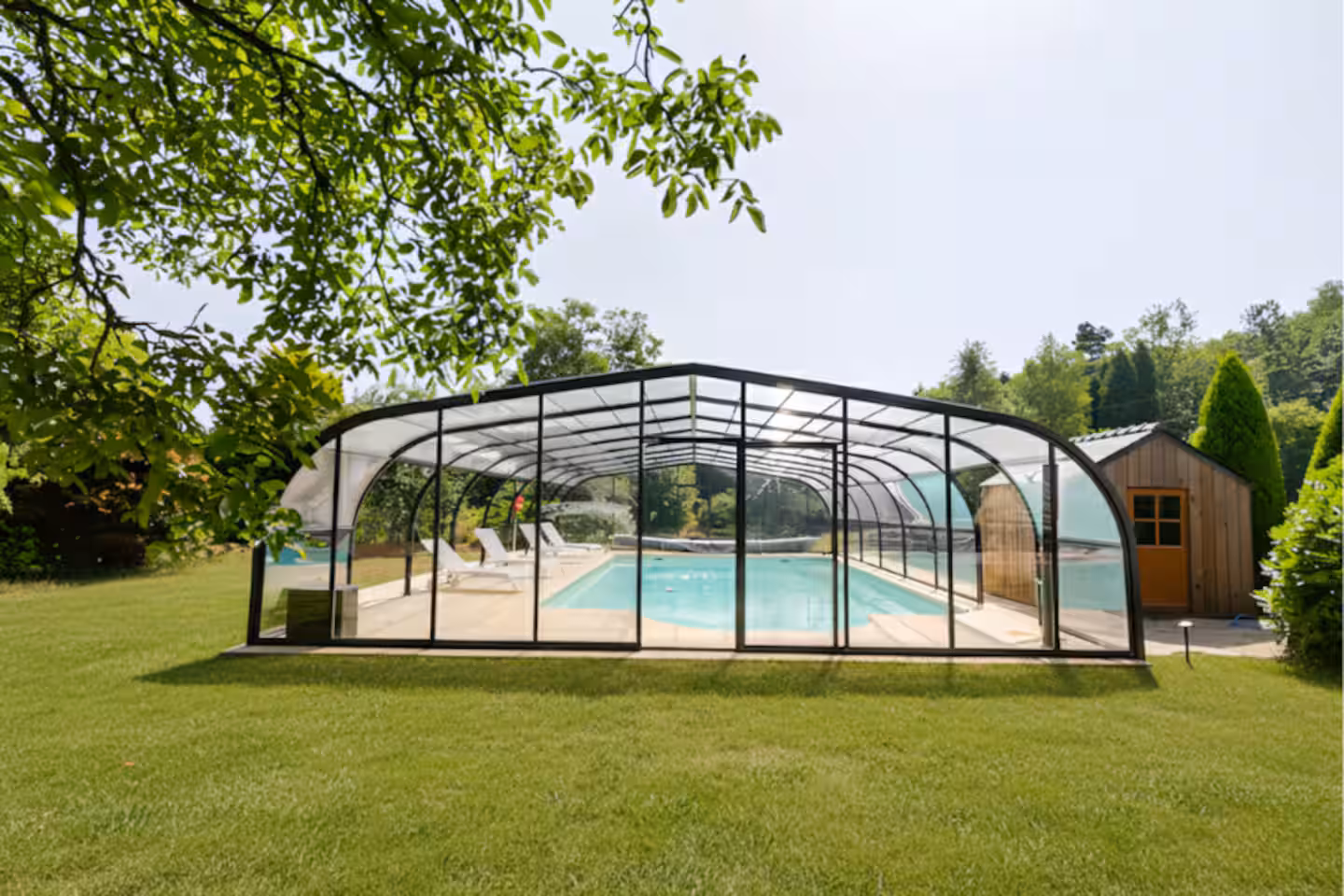 Abri de piscine vu du jardin
