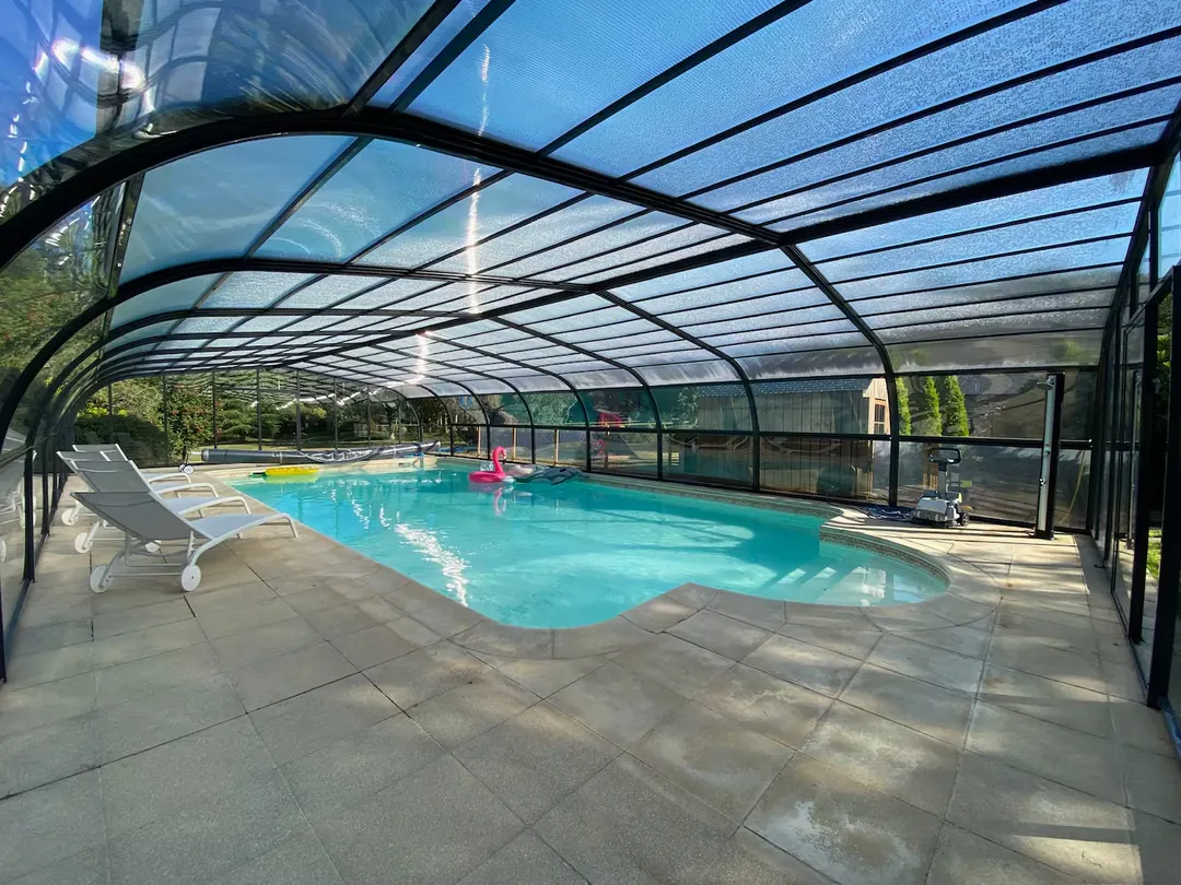 Piscine couverte contrôlée pendant la visite