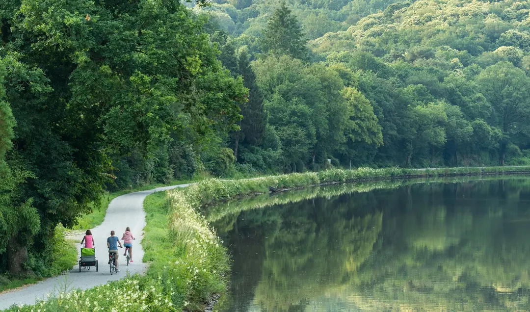 La vallée du Blavet, collines vertes et rivière calme dans la campagne du Morbihan