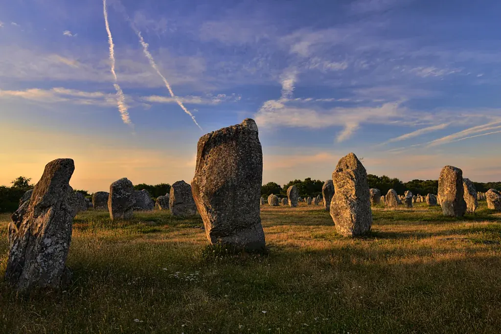 Les alignements de menhirs de Carnac au coucher du soleil