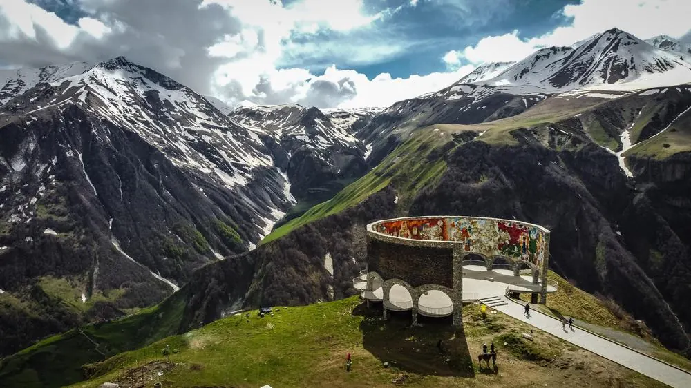 Le monument panoramique au-dessus de la vallée, au bord de la route militaire géorgienne, près de Gudauri